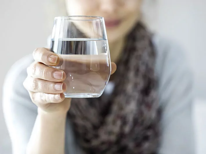 Hand mit Wasserglas