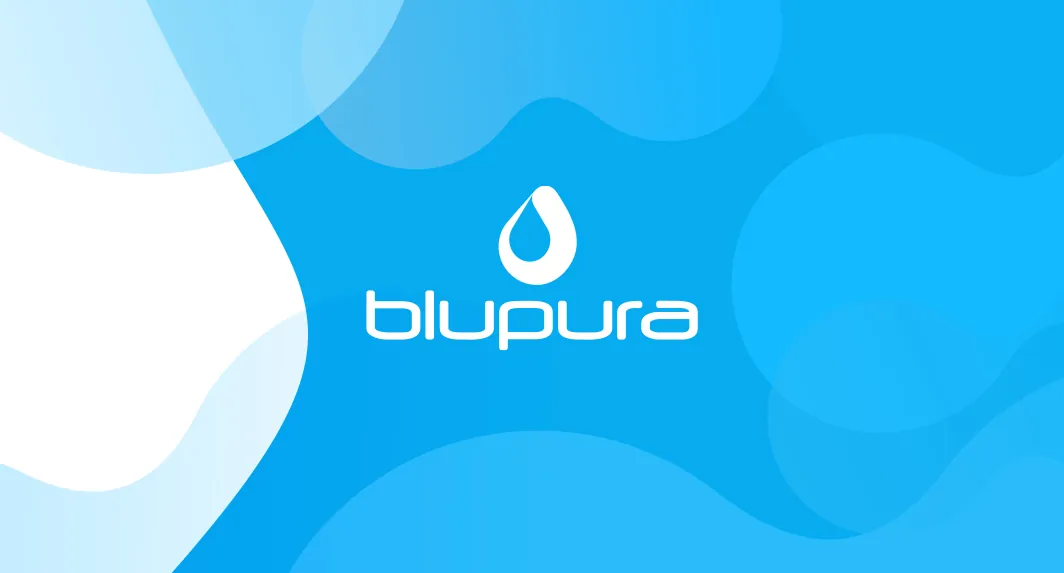 Ein blau und weiß gestalteter Hintergrund mit dem Logo der Firma blupura.